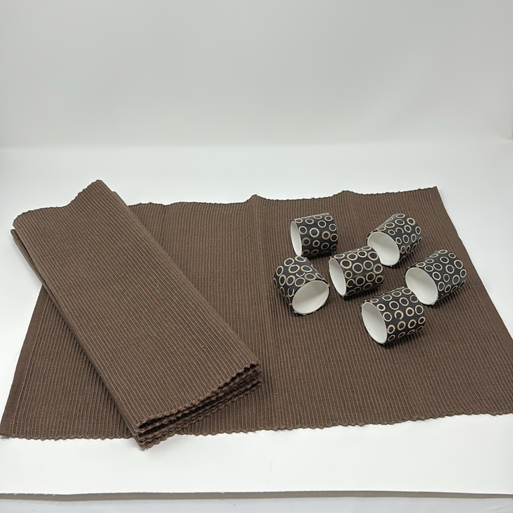 6 Pottery Barn Napkin Rings and 4 Cotton Placemats